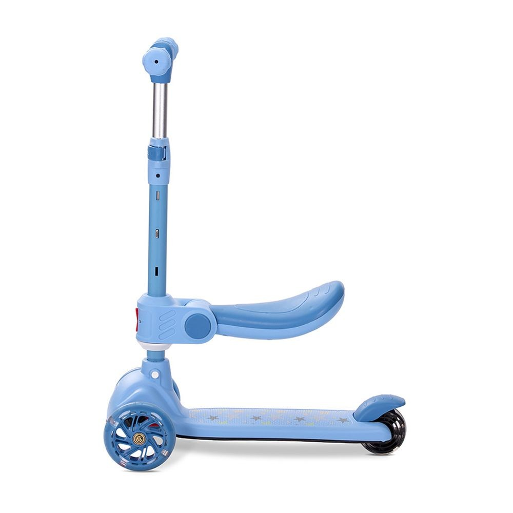 Un patinete infantil azul claro con tres ruedas. Tiene asiento, manillar y plataforma. Estrellas decoran la plataforma.