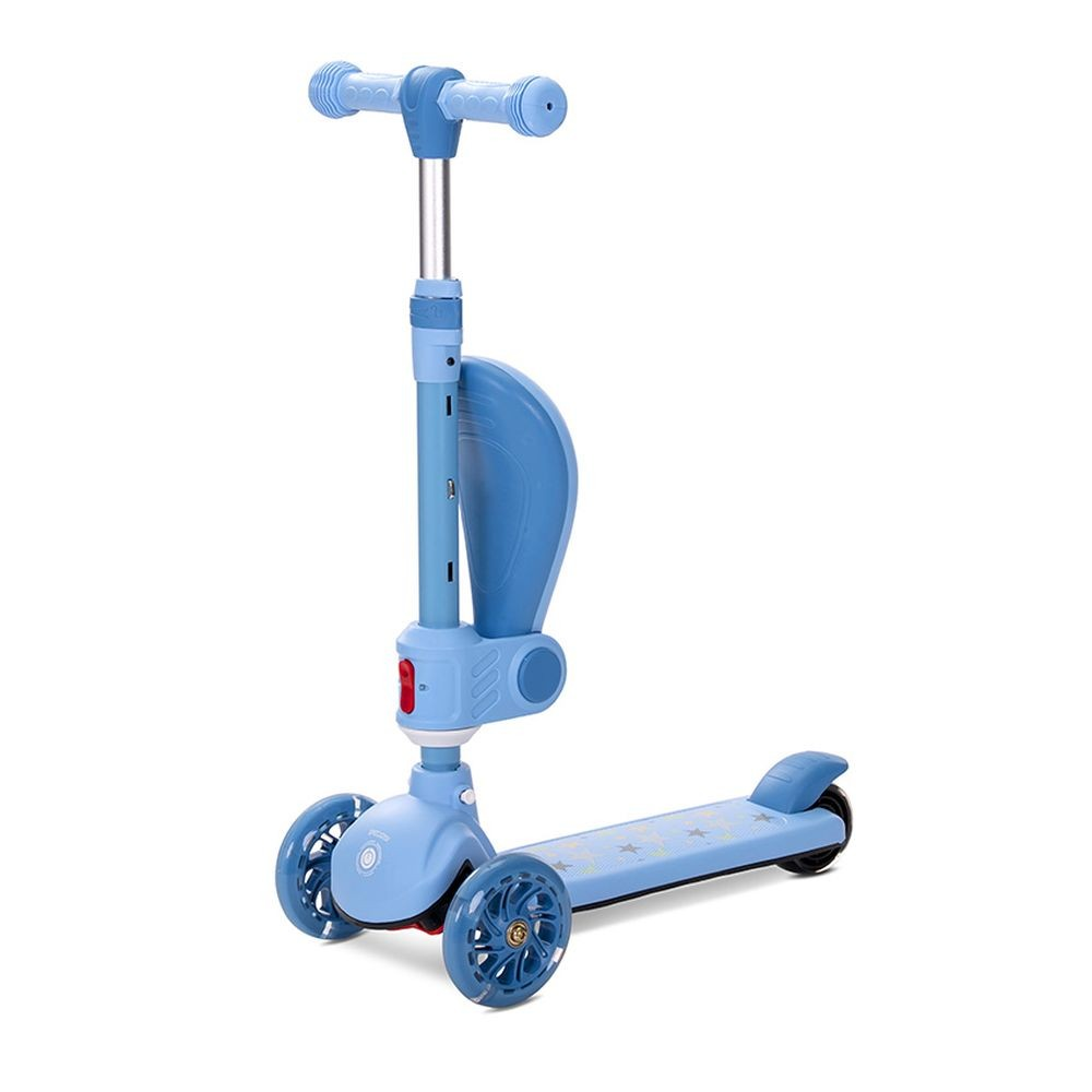 Un patinete azul de tres ruedas sobre fondo blanco. Tiene manillar en T, plataforma y patrones de estrellas.