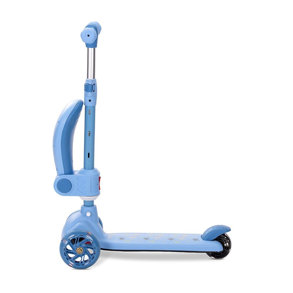 Un patinete azul de tres ruedas. Tiene manillar y una tabla con patrones de estrellas. El fondo es blanco.