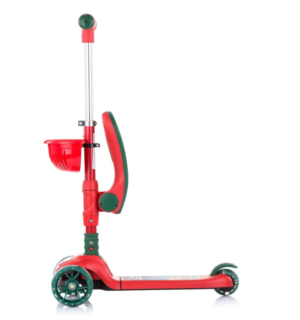 Un patinete rojo y verde sobre un fondo blanco. Tiene tres ruedas, una cesta y un manillar verde.
