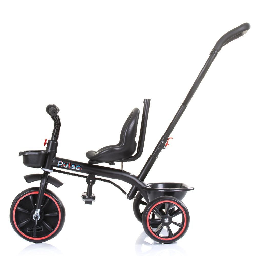 Un triciclo negro con detalles rojos. Tiene asiento, manillar y mango para padres. La palabra 'Pulse' está en el marco.