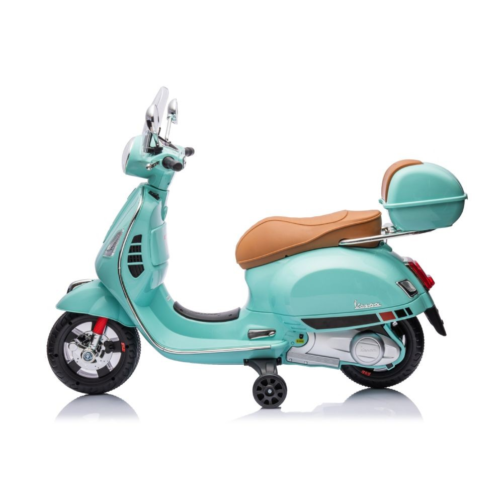Minzgrüner Vespa-Roller mit braunem Sitz und Stauraum. Schwarze Räder, Chromdetails und eine klare Windschutzscheibe. Isoliert auf Weiß.