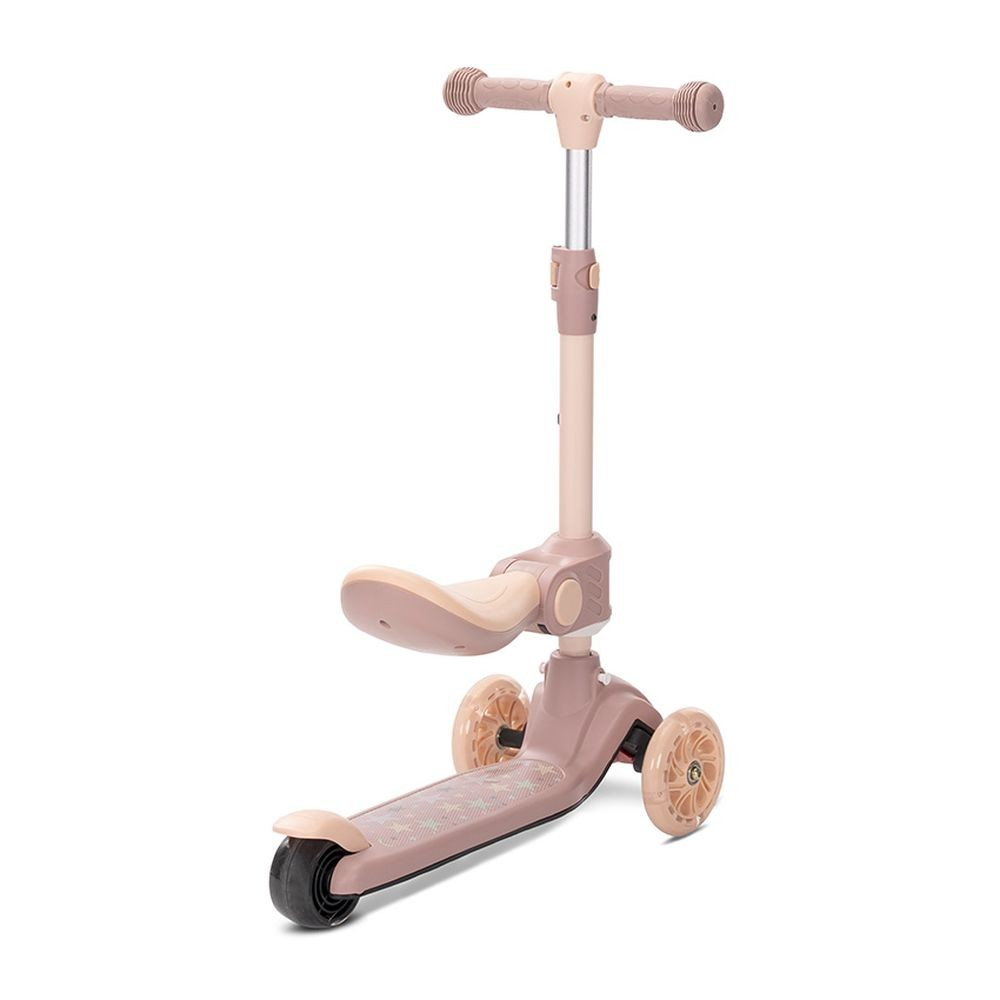 Un patinete beige y rosa. Tiene tres ruedas, un asiento y un manillar. El patinete está sobre un fondo blanco.