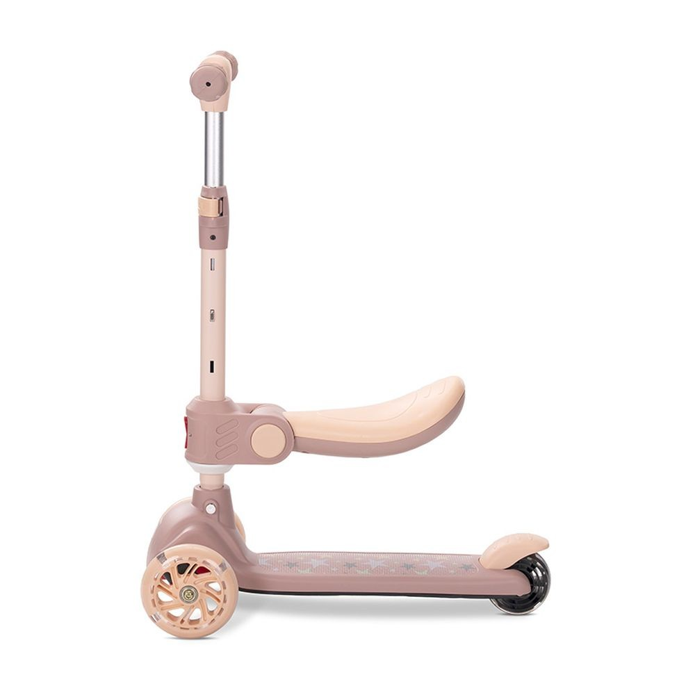 Un patinete beige y marrón, con tres ruedas. Tiene asiento y manillar. El fondo es blanco.