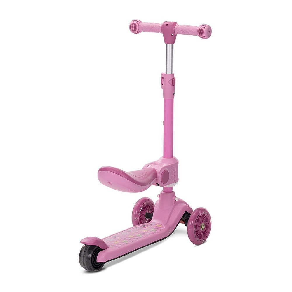 Scooter rosa con tres ruedas, asiento y manillar. Está sobre un fondo blanco. El scooter está diseñado para un niño.