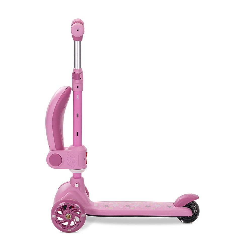 Un patinete rosa con tres ruedas. Tiene manillar, plataforma y dibujos de estrellas. El fondo es blanco.