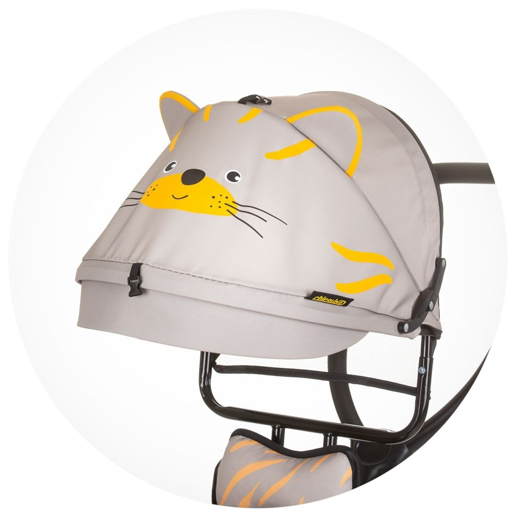 Una capota gris de cochecito con un diseño de cara de gato. Tiene detalles amarillos, marco negro y una funda de asiento gris. El fondo es blanco.