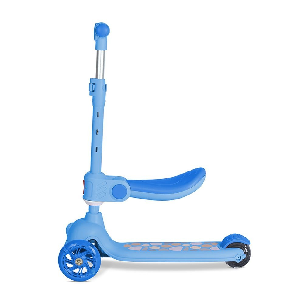 Un patinete azul con asiento, tres ruedas y manillar ajustable sobre fondo blanco.