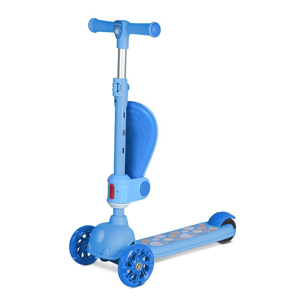 Un patinete azul de tres ruedas sobre fondo blanco. Tiene un manillar en forma de T, una plataforma y dos ruedas delanteras.