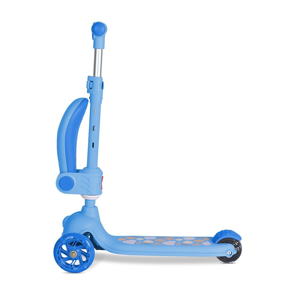 Un patinete azul con tres ruedas. El patinete tiene un manillar, una plataforma para los pies con dibujos marrones y una barra de protección azul.