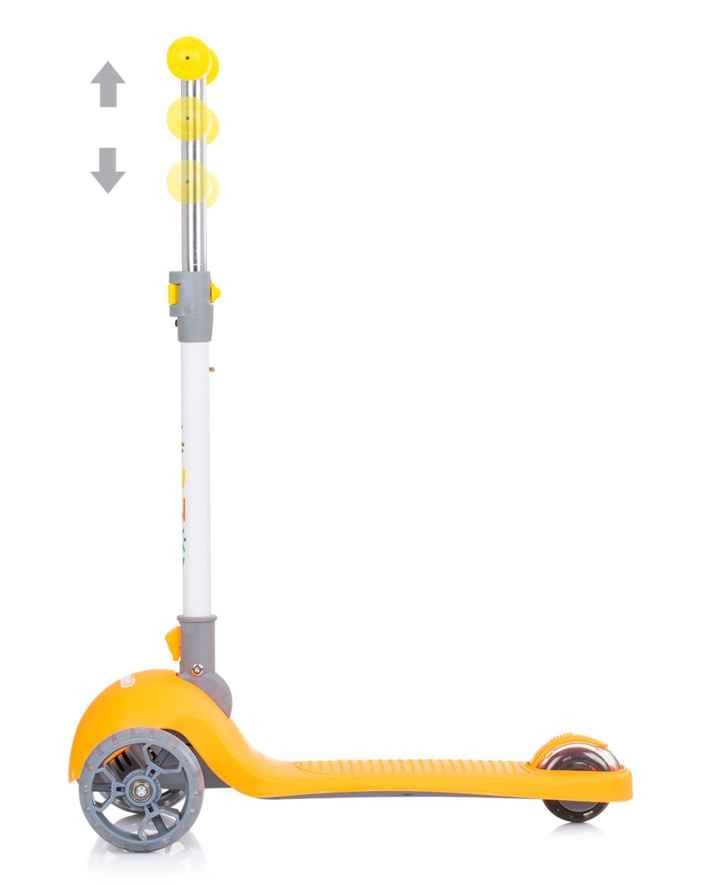 Un patinete amarillo con ruedas grises. El manillar es ajustable. Las flechas indican ajustes arriba y abajo. Fondo blanco.