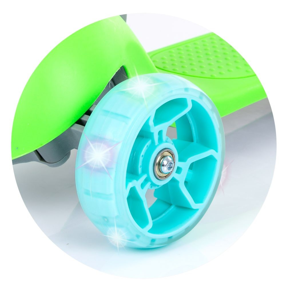 Primer plano de una rueda de patinete verde. La rueda es azul claro y brilla. La plataforma y el guardabarros del patinete son verdes.