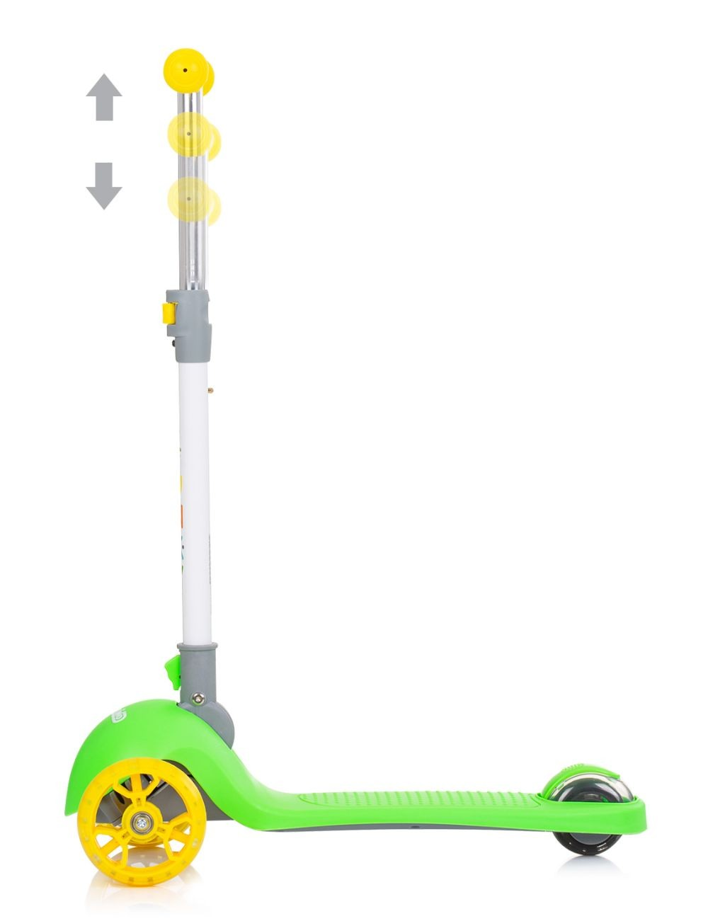 Un patinete verde y amarillo. Tiene un mango blanco y dos ruedas. El fondo es blanco.