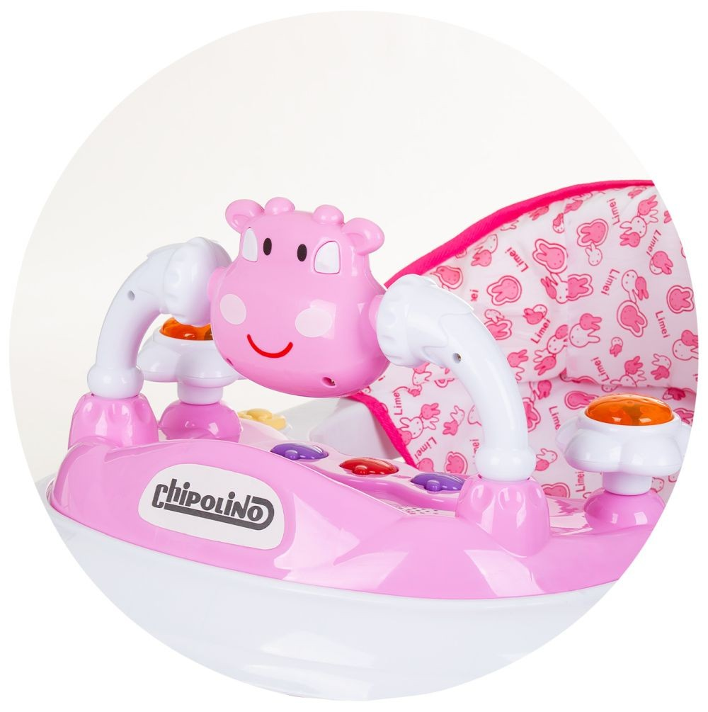 Ein rosa Baby-Lauflernwagen mit Kuhkopf-Design. Er hat Knöpfe, weiße Griffe und einen bedruckten Stoffbezug. Der Wagen steht auf einer weißen Basis.