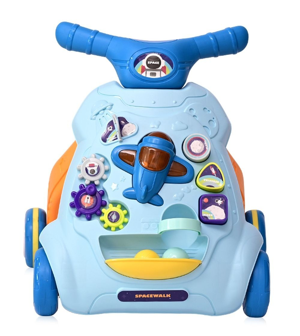 Blauer Baby-Lauflernwagen mit Flugzeug-, Weltraum- und Monddetails. Hat Zahnräder, Räder und einen Griff. Gelbe Schale hält Bälle.