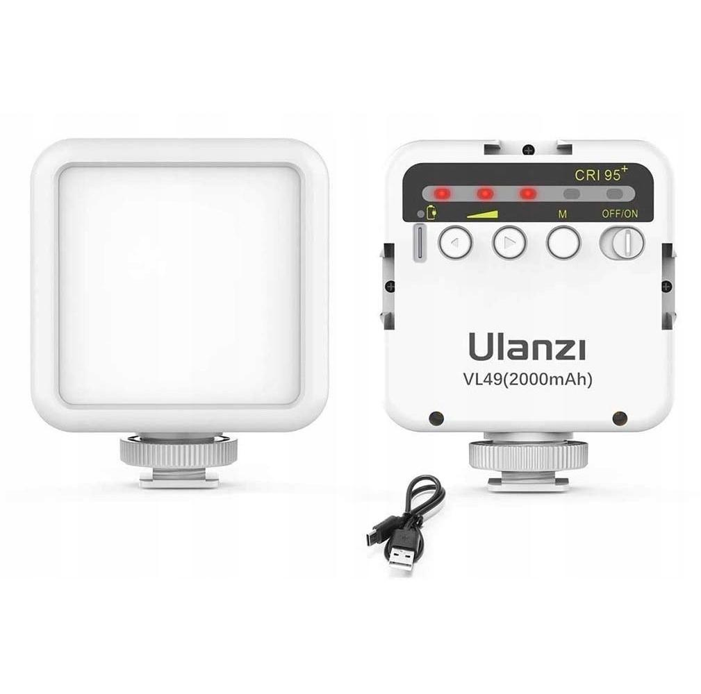Due luci LED Ulanzi VL49. Una è accesa, con indicatori. Un cavo USB è sotto. Entrambe hanno una luce quadrata bianca.