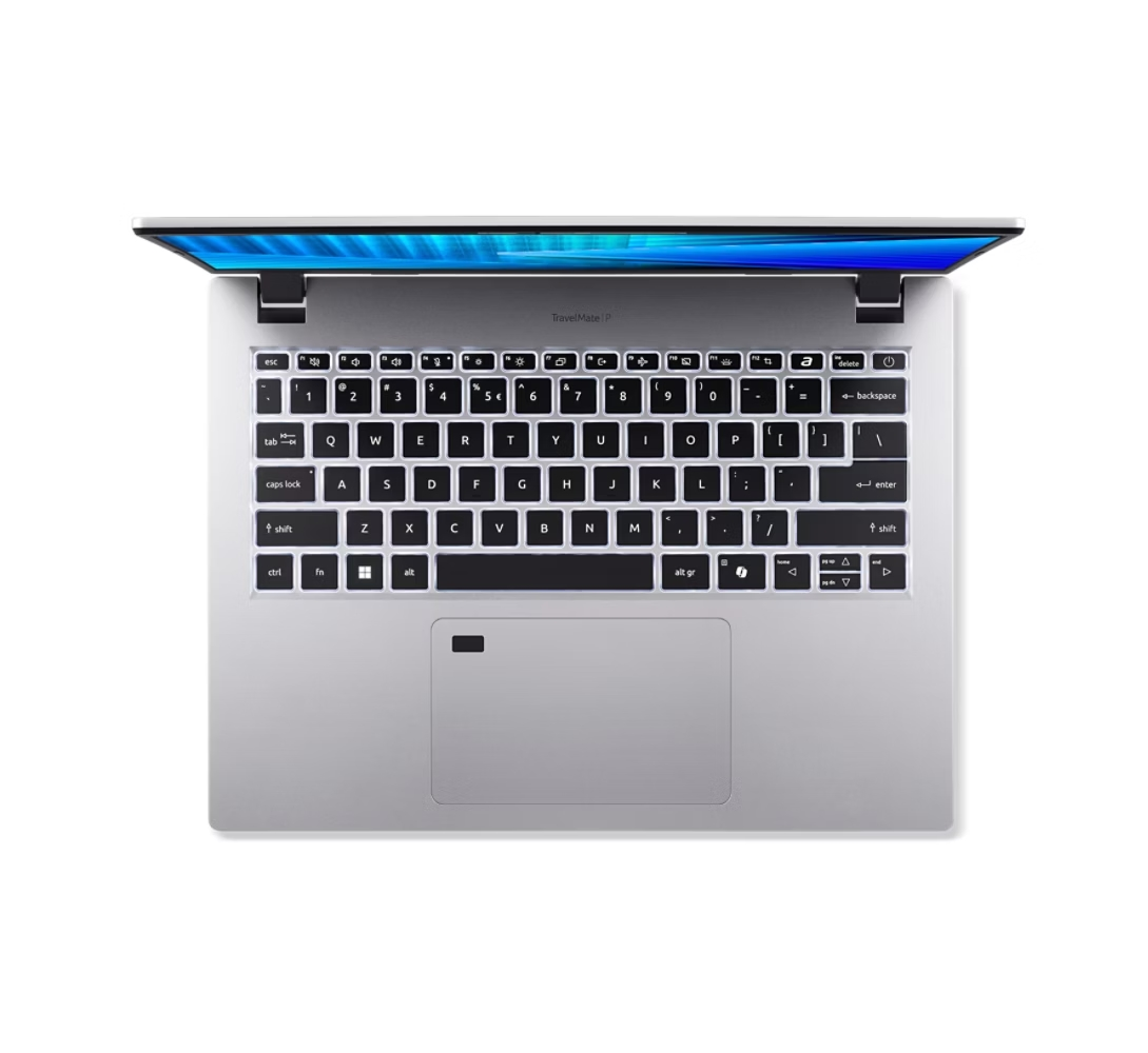 Un laptop argentato è aperto. La tastiera è visibile, i tasti sono neri con lettere bianche. Lo schermo mostra una sfumatura blu.