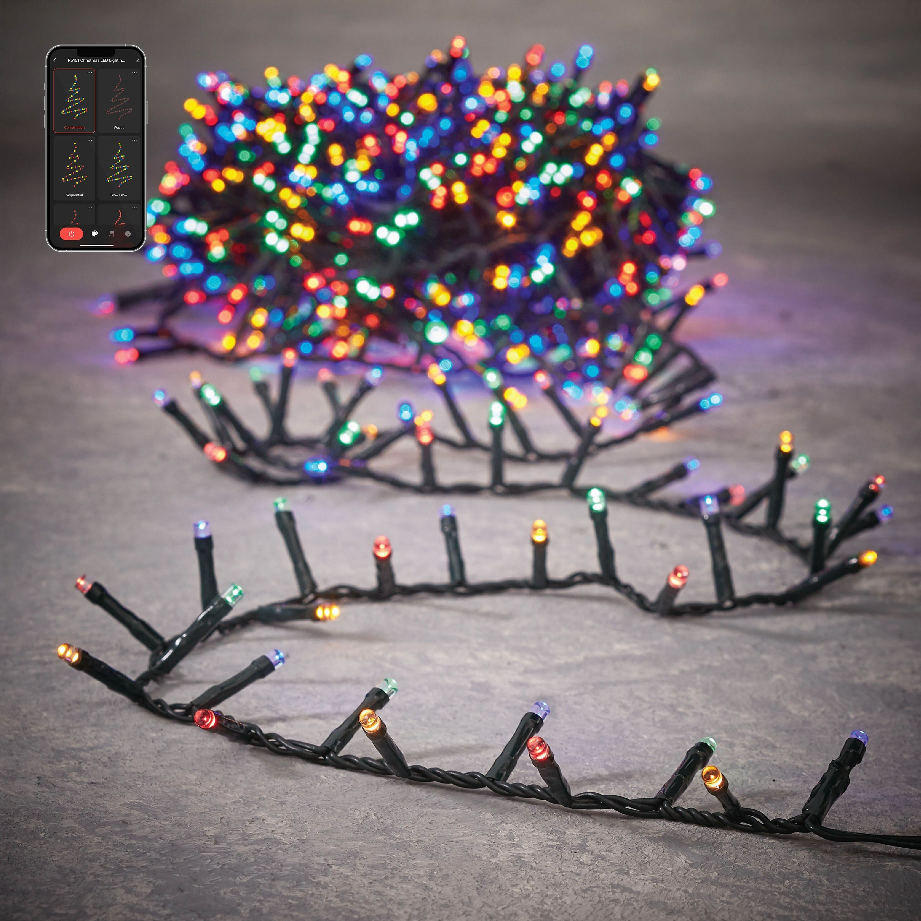 Guirlandes lumineuses à LED colorées, un téléphone affichant des motifs lumineux, sur une surface grise.