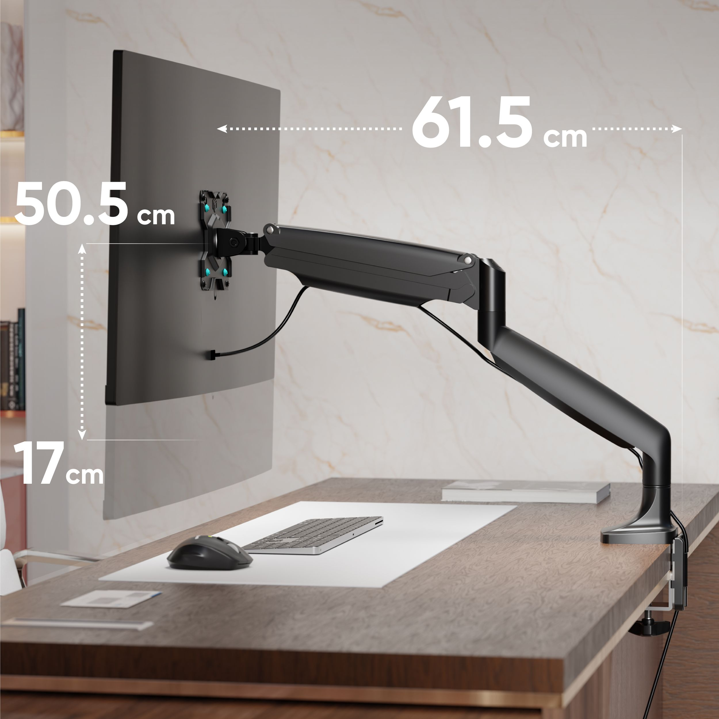 Monitor na czarnym ramieniu jest zamontowany na brązowym biurku. Na biurku znajdują się klawiatura, mysz i inne przedmioty.