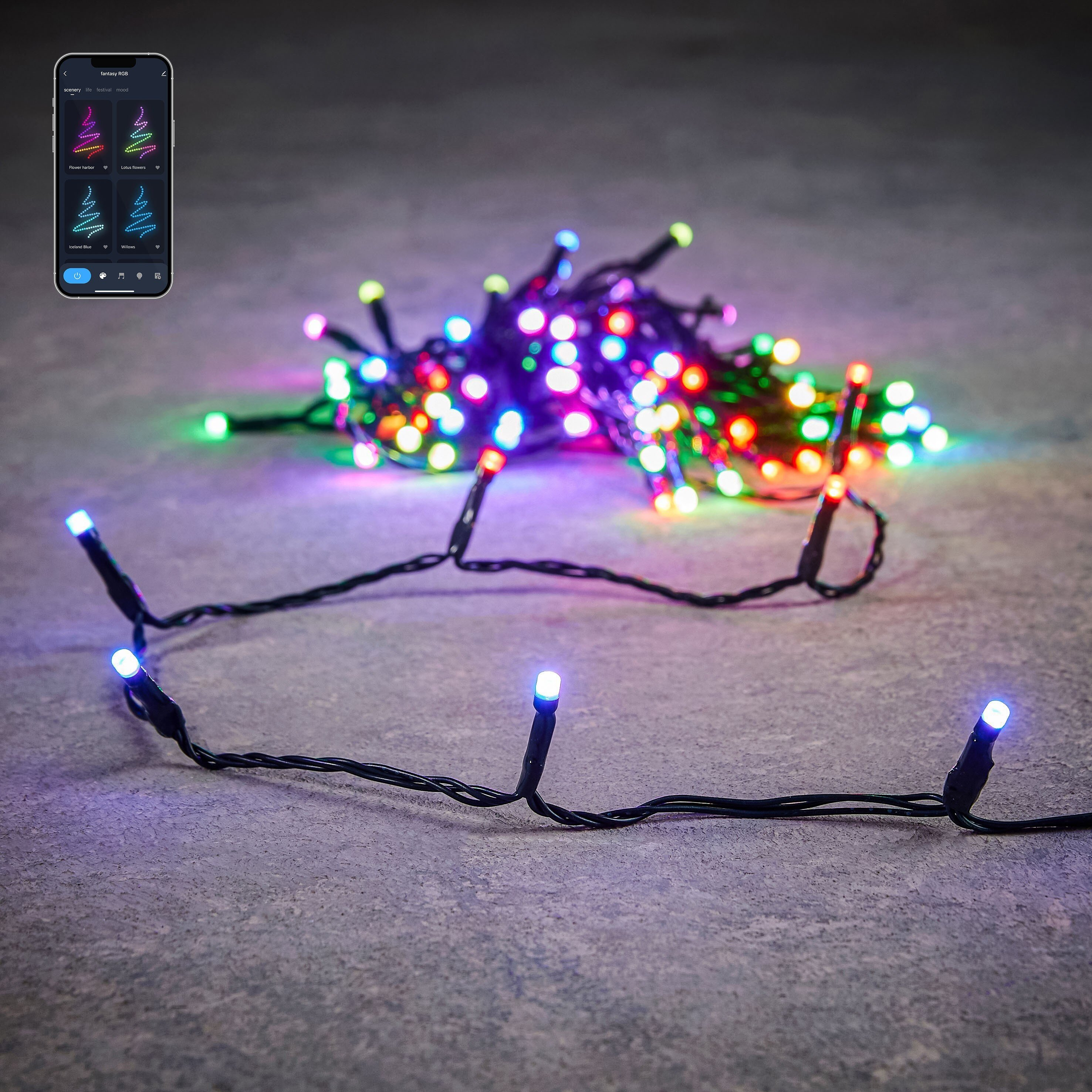 Guirlande lumineuse avec LED colorées, un smartphone affichant des options de contrôle et une surface grise texturée.