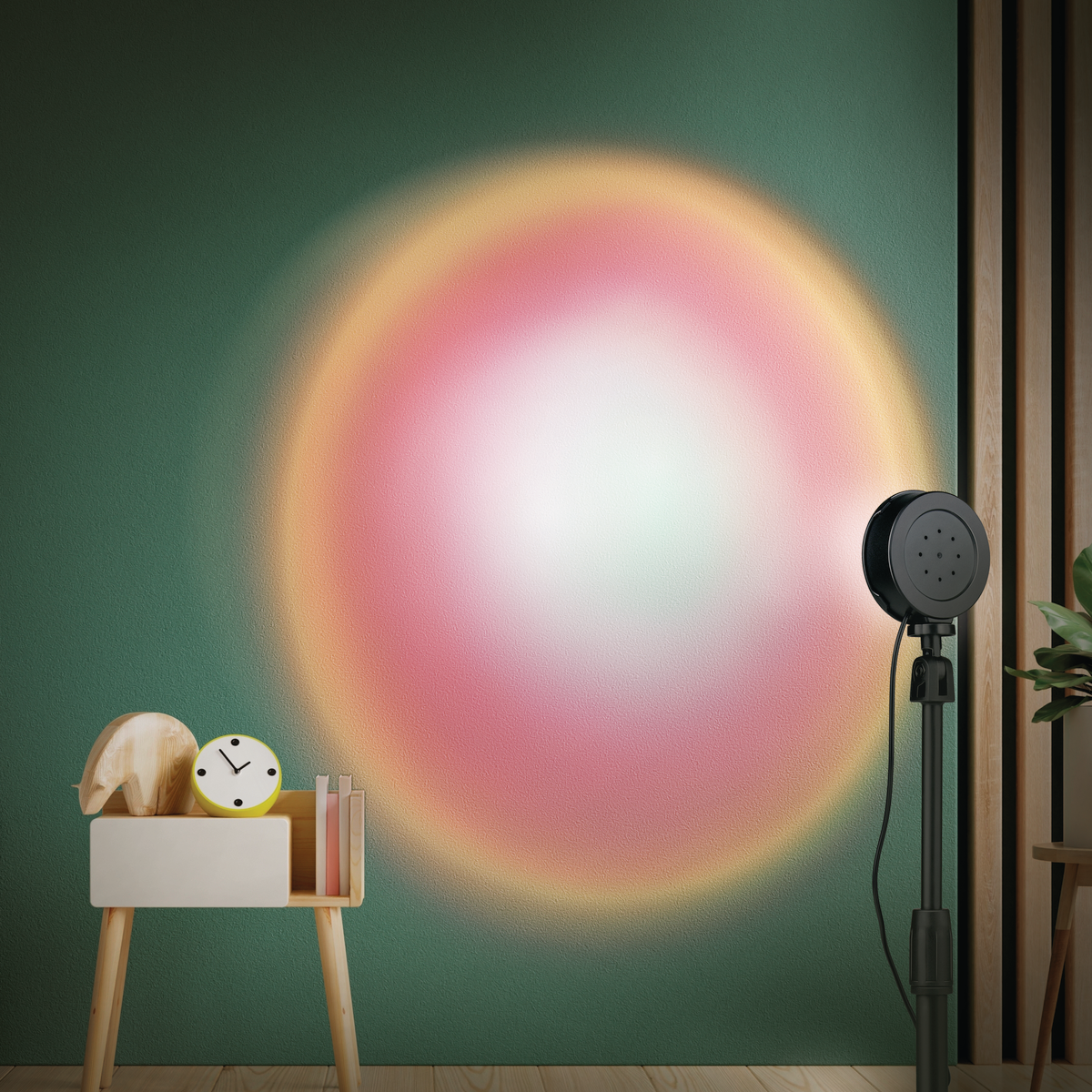 Een kleurrijk licht wordt geprojecteerd op een groene muur. Een lamp en een tafeltje met een klok en een houten beer zijn in de scène.