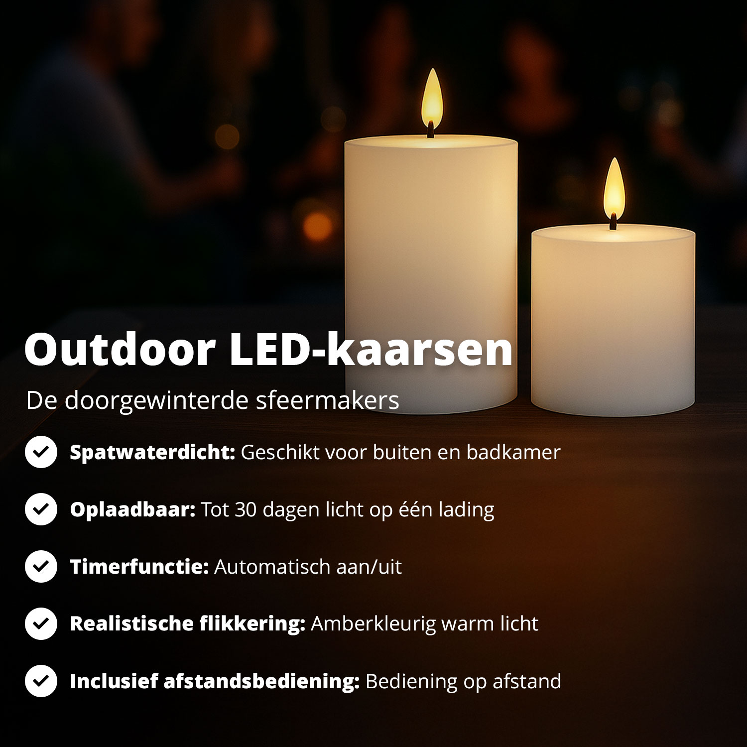 Twee LED-kaarsen met flikkerende vlammen. Tekst vermeldt buitengebruik, oplaadbaar, timerfunctie, realistisch geflikker en afstandsbediening.