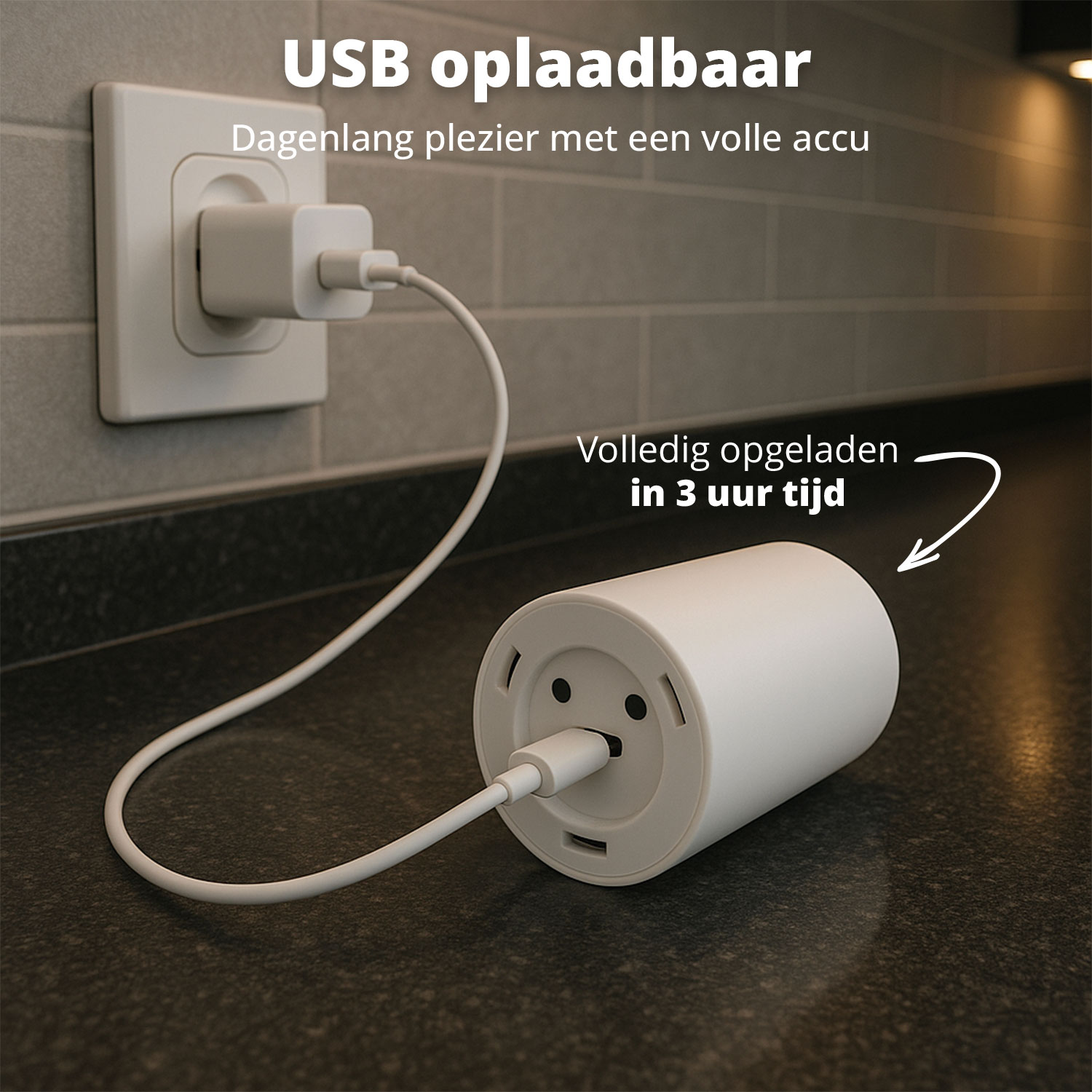 Een wit oplaadapparaat is aangesloten op de muur en verbonden met een cilinder op een donker aanrecht.