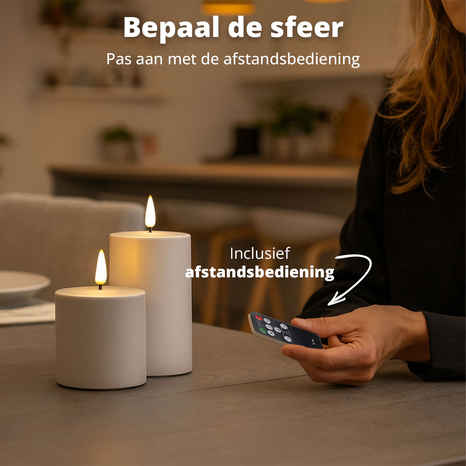 Twee witte kaarsen met vlammen op een tafel. Een vrouw houdt een afstandsbediening vast. Tekst: 'Bepaal de sfeer'.