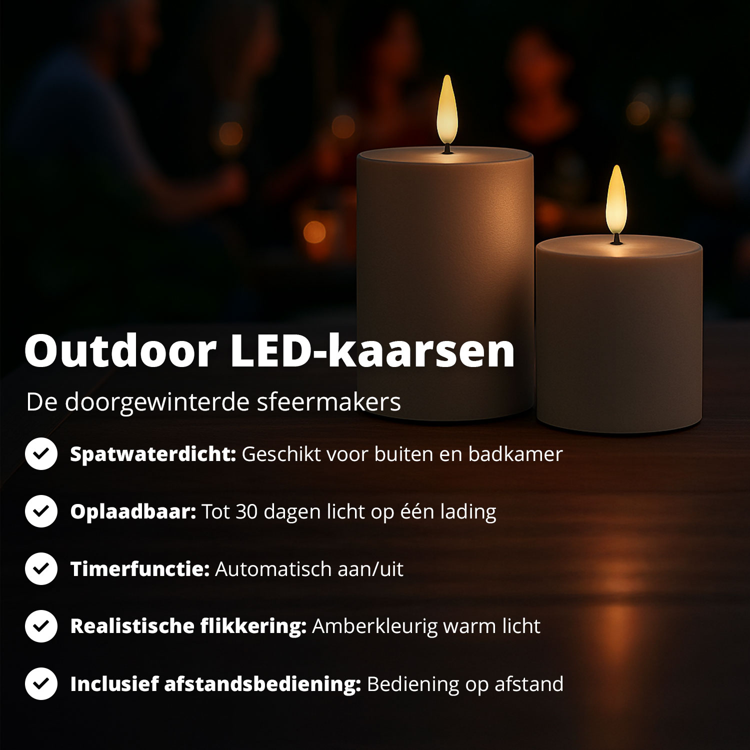 Zwei LED-Kerzen mit flackerndem, bernsteinfarbenem Licht, auf Holz, mit verschwommenem Hintergrund von Personen.