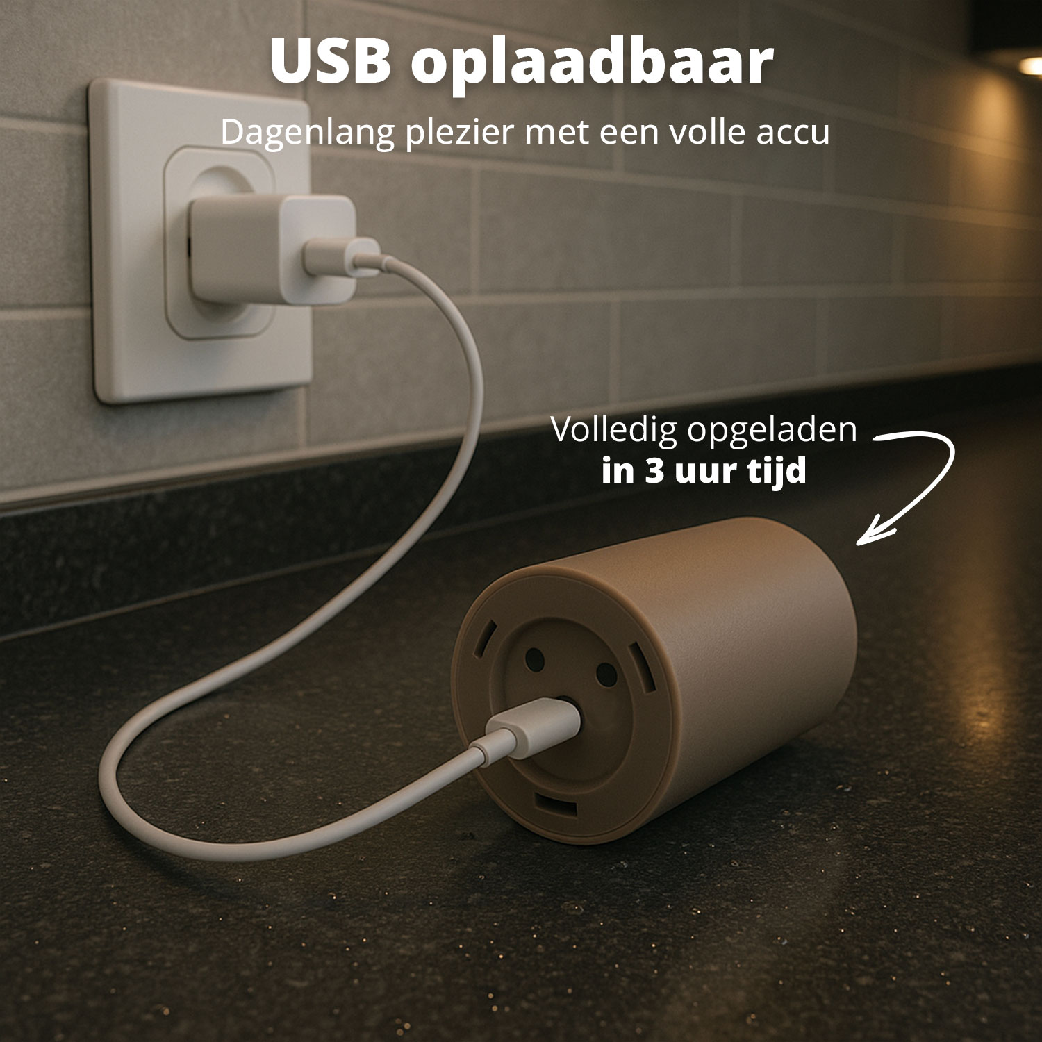Ein beigefarbener Zylinder wird aufgeladen. Ein weißes USB-Kabel verbindet ihn mit einem Netzteil in einer Steckdose. Text: USB wiederaufladbar.