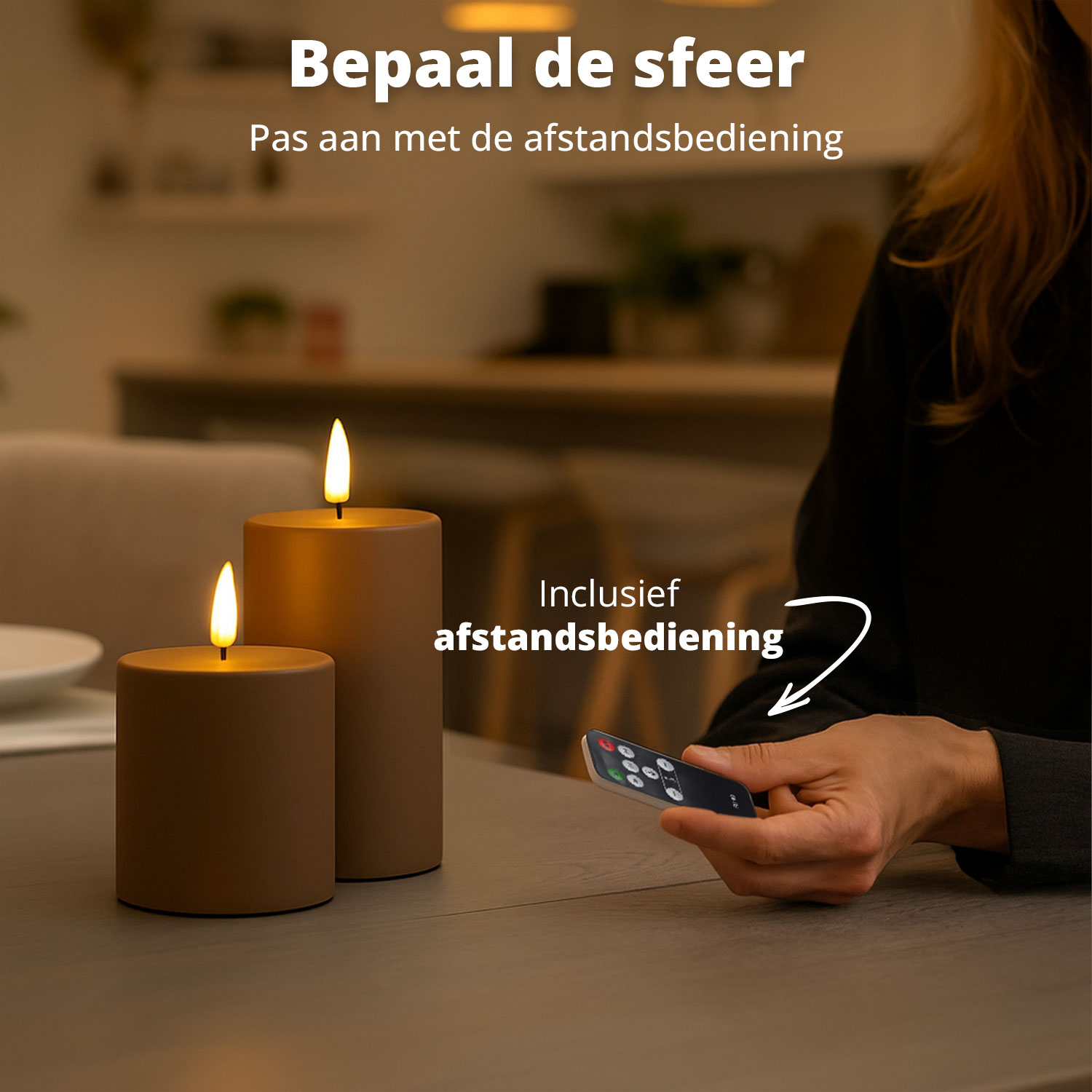 Zwei braune Kerzen mit Flammen auf einem Tisch. Eine Person hält eine Fernbedienung, Text: 'Fernbedienung inklusive'.