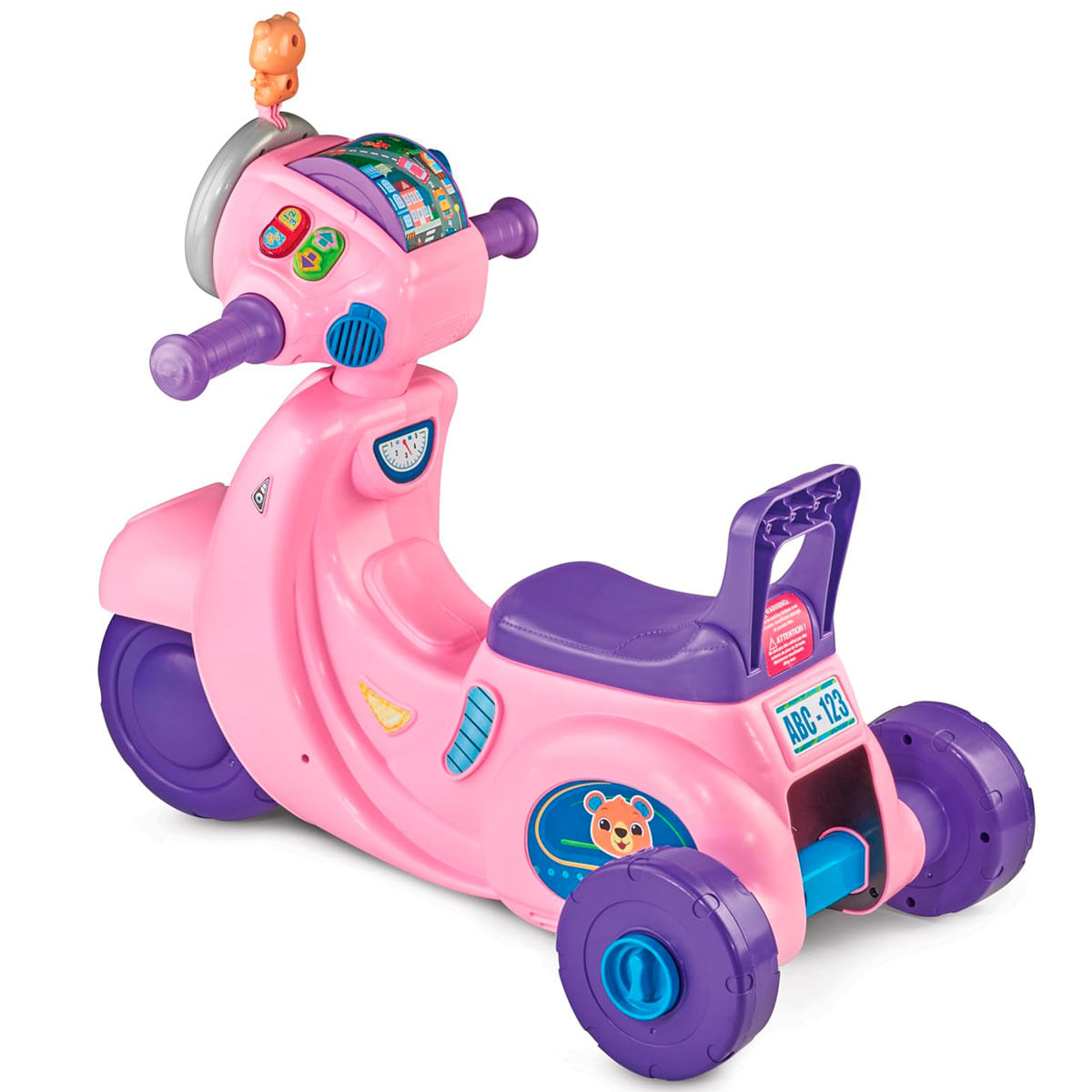 Un scooter de juguete rosa con ruedas y detalles morados. Tiene un logo de oso y ABC-123 en la parte trasera. Hay un pequeño juguete encima.