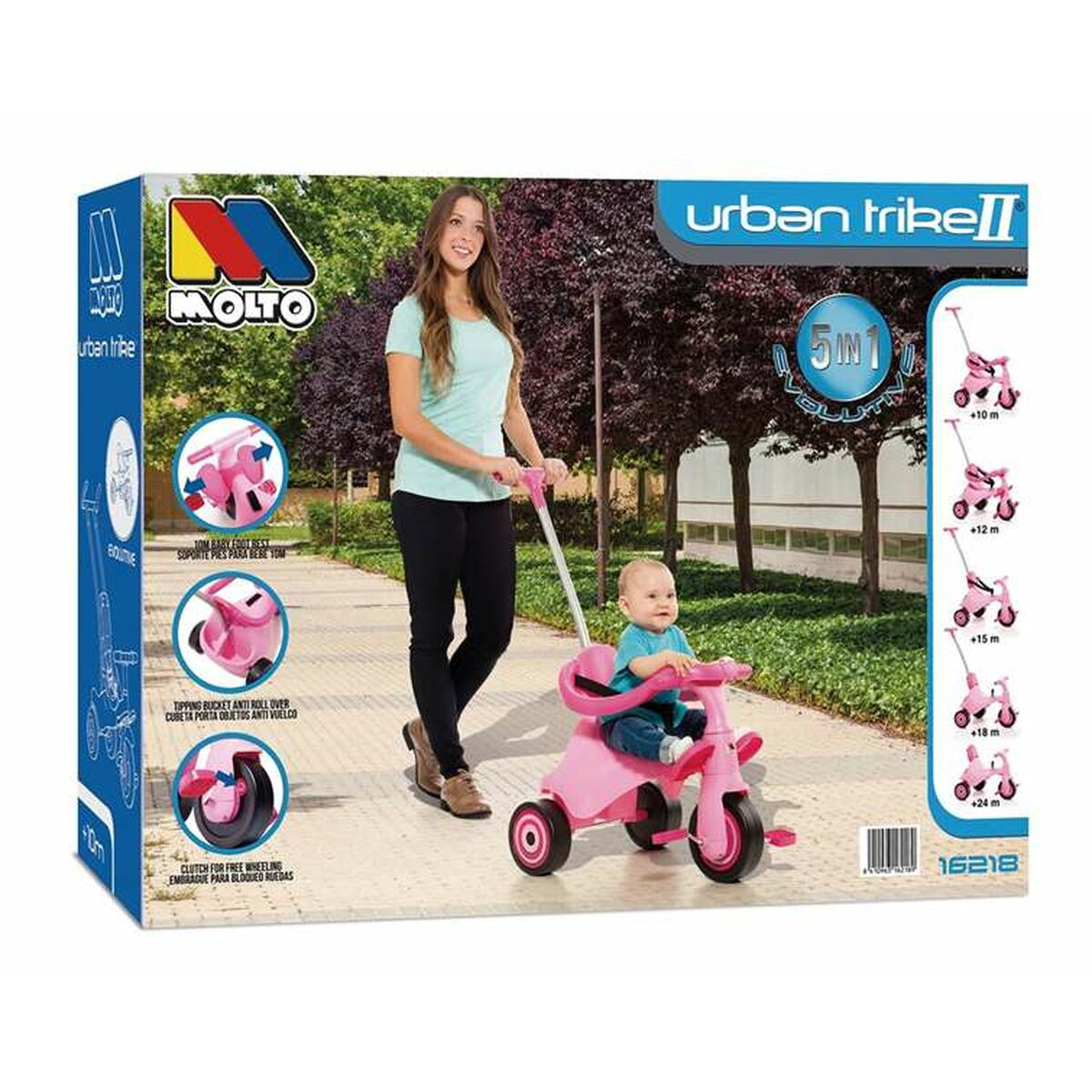 Una mujer empuja un triciclo rosa con un bebé. La caja muestra el nombre del producto y sus características.