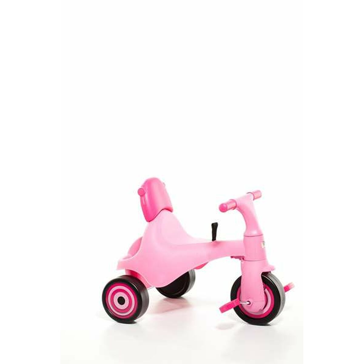 Un triciclo de plástico rosa está aislado sobre un fondo blanco. Tiene tres ruedas, un asiento y manillar.