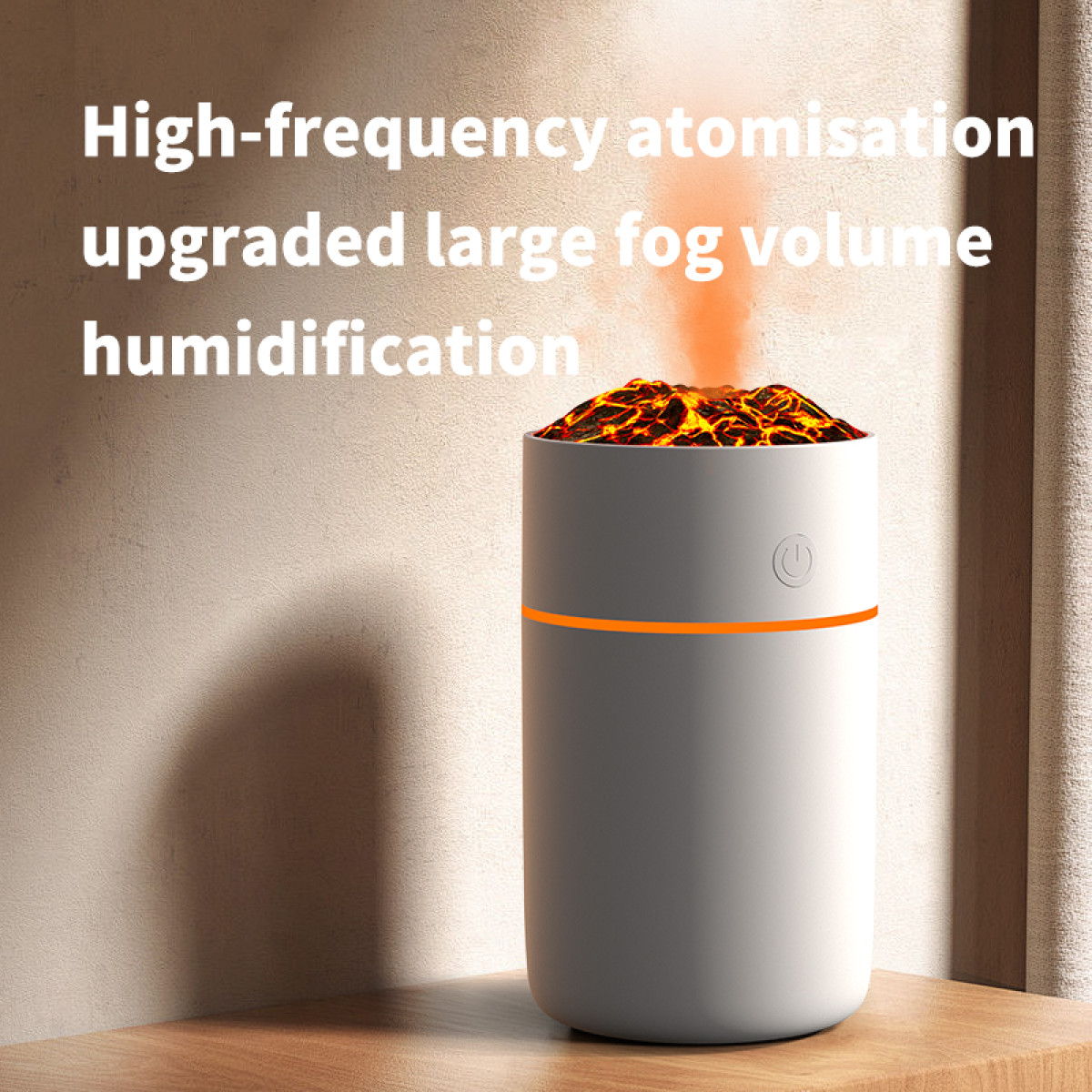 Een witte luchtbevochtiger met een oranje streep en een aan/uit-knop. Het heeft een lava-achtige bovenkant, die oranje damp afgeeft. Houten oppervlak.