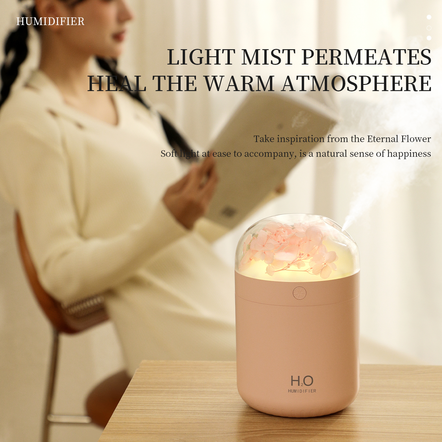 Eine Frau liest in der Nähe eines rosa Luftbefeuchters mit Blumen darin. Nebel steigt aus dem Gerät auf. Textüberlagerungen lauten 'Light Mist Permeates'.