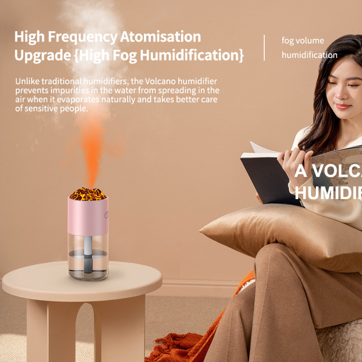 Eine Frau liest, ein rosa Luftbefeuchter stößt orangefarbenen Dampf aus. Text: High Fog Humidification. Der Luftbefeuchter steht auf einem kleinen Tisch.