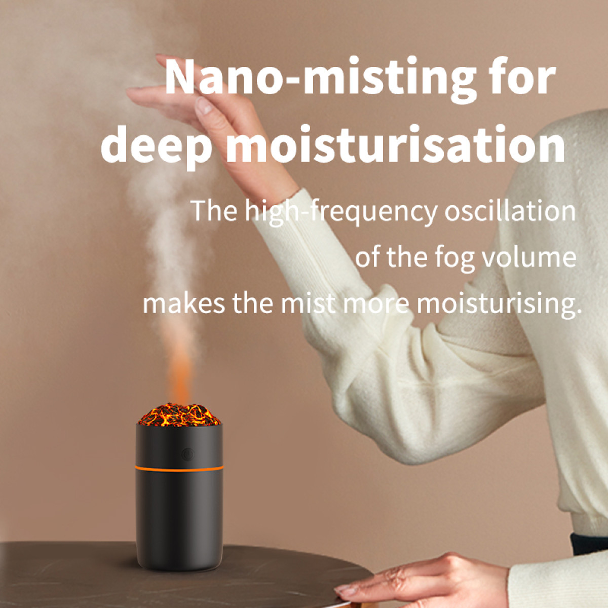 Een zwarte luchtbevochtiger stoot mist uit. Een hand bevindt zich erboven. Tekst luidt: 'Nano-verneveling voor diepe hydratatie'.
