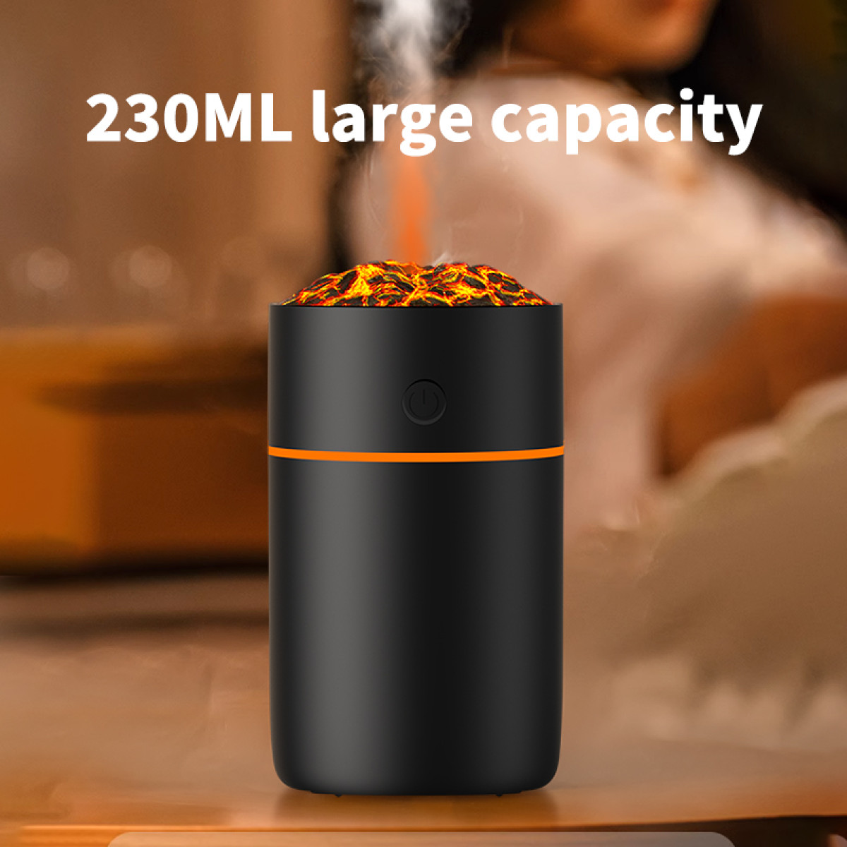 Zwarte luchtbevochtiger met oranje accenten. De bovenkant heeft een lavachtige textuur, die stoom afgeeft. Tekst: '230ML grote capaciteit'.