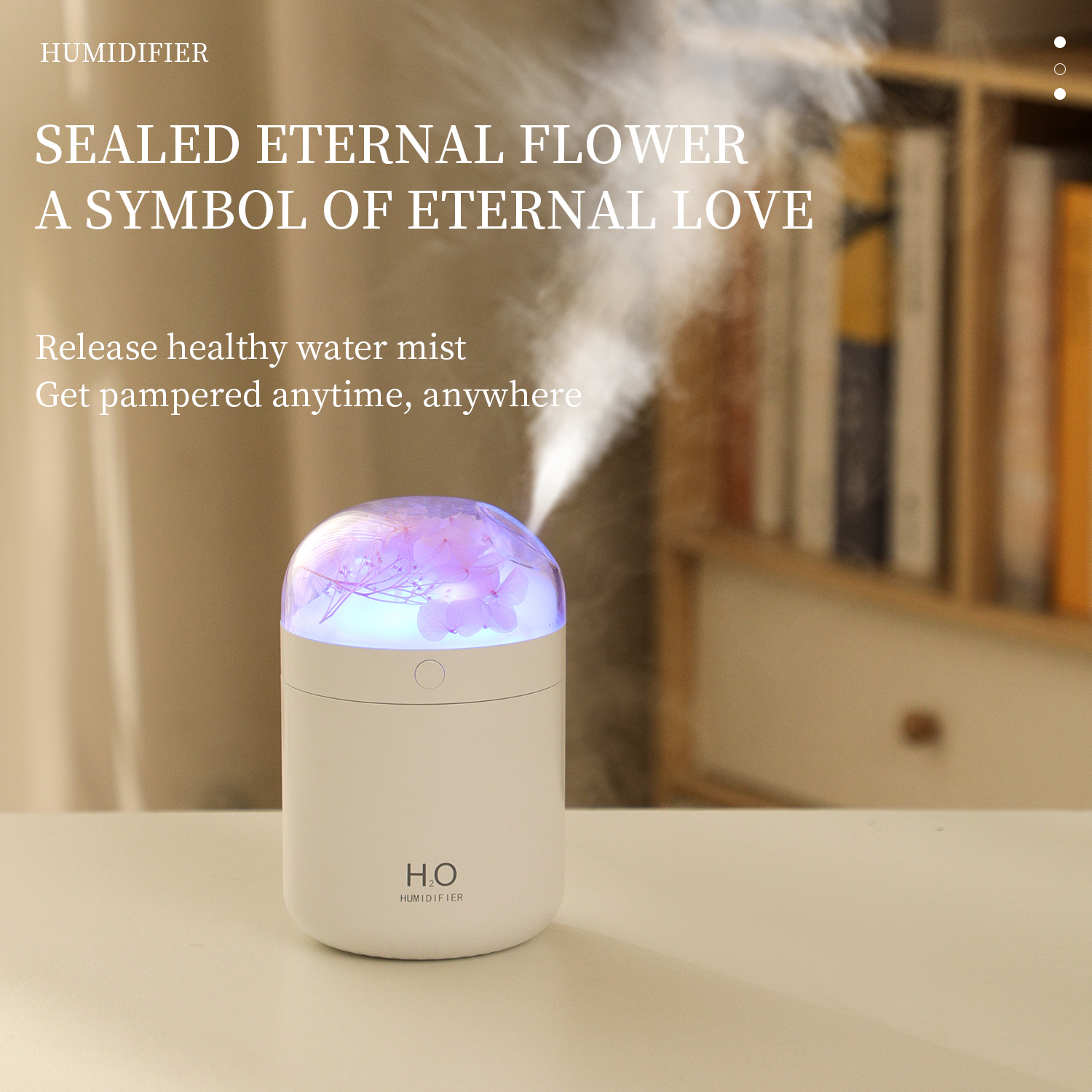 Ein weißer Luftbefeuchter mit Blumendesign oben gibt Nebel ab. Text sagt: 'Versiegelte ewige Blume, ein Symbol ewiger Liebe'.
