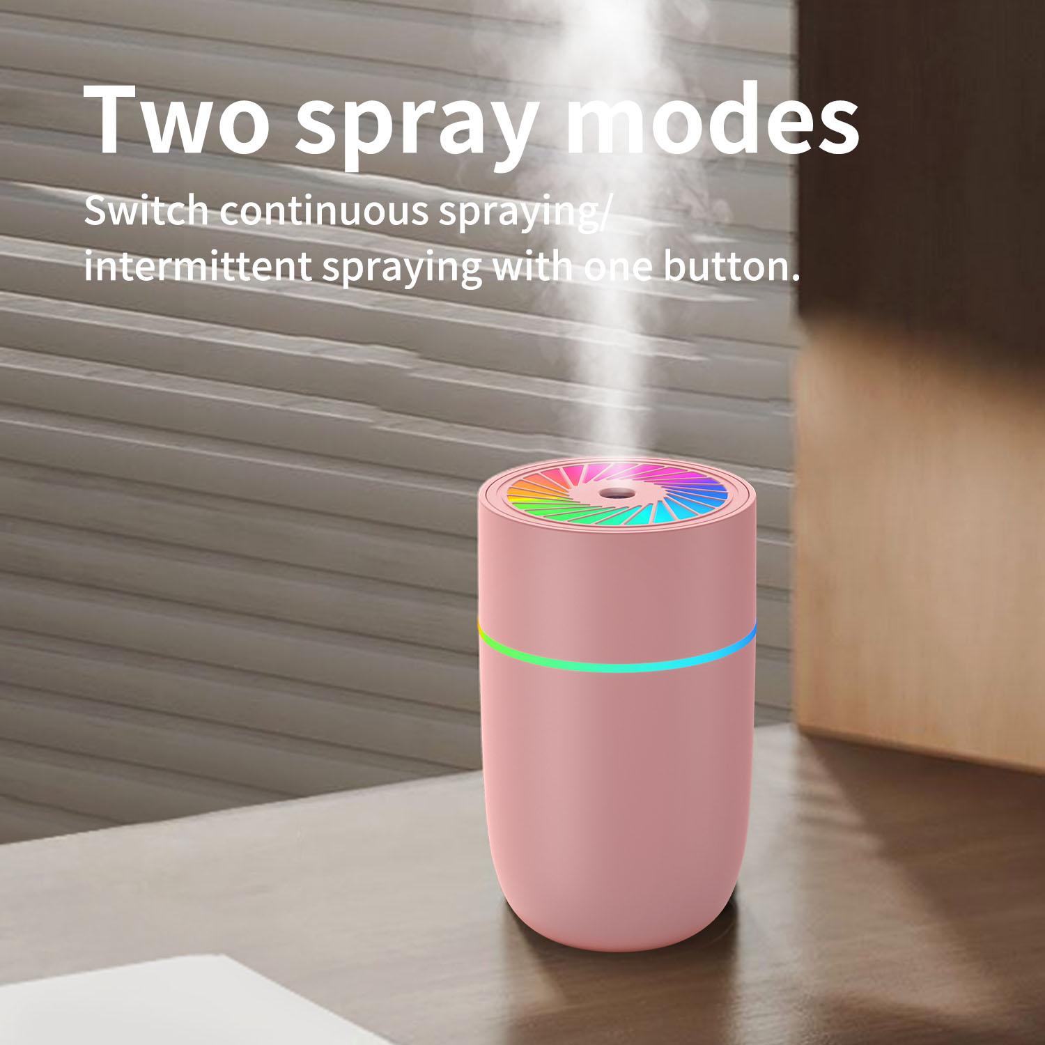 Ein rosa Luftbefeuchter mit Regenbogenoberseite und blau-grünem Leuchtstreifen. Dampf steigt auf. Text sagt 'Zwei Sprühmodi'.