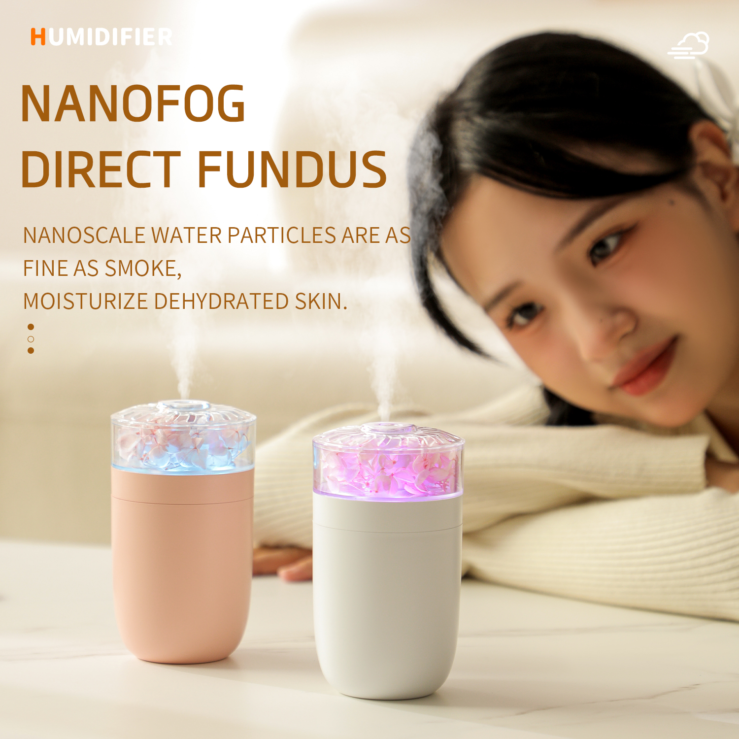Das Bild zeigt eine Frau mit zwei Luftbefeuchtern. Die Luftbefeuchter sind rosa und weiß, mit Nebel, der austritt. Text lautet 'Nanofog Direct Fundus'.