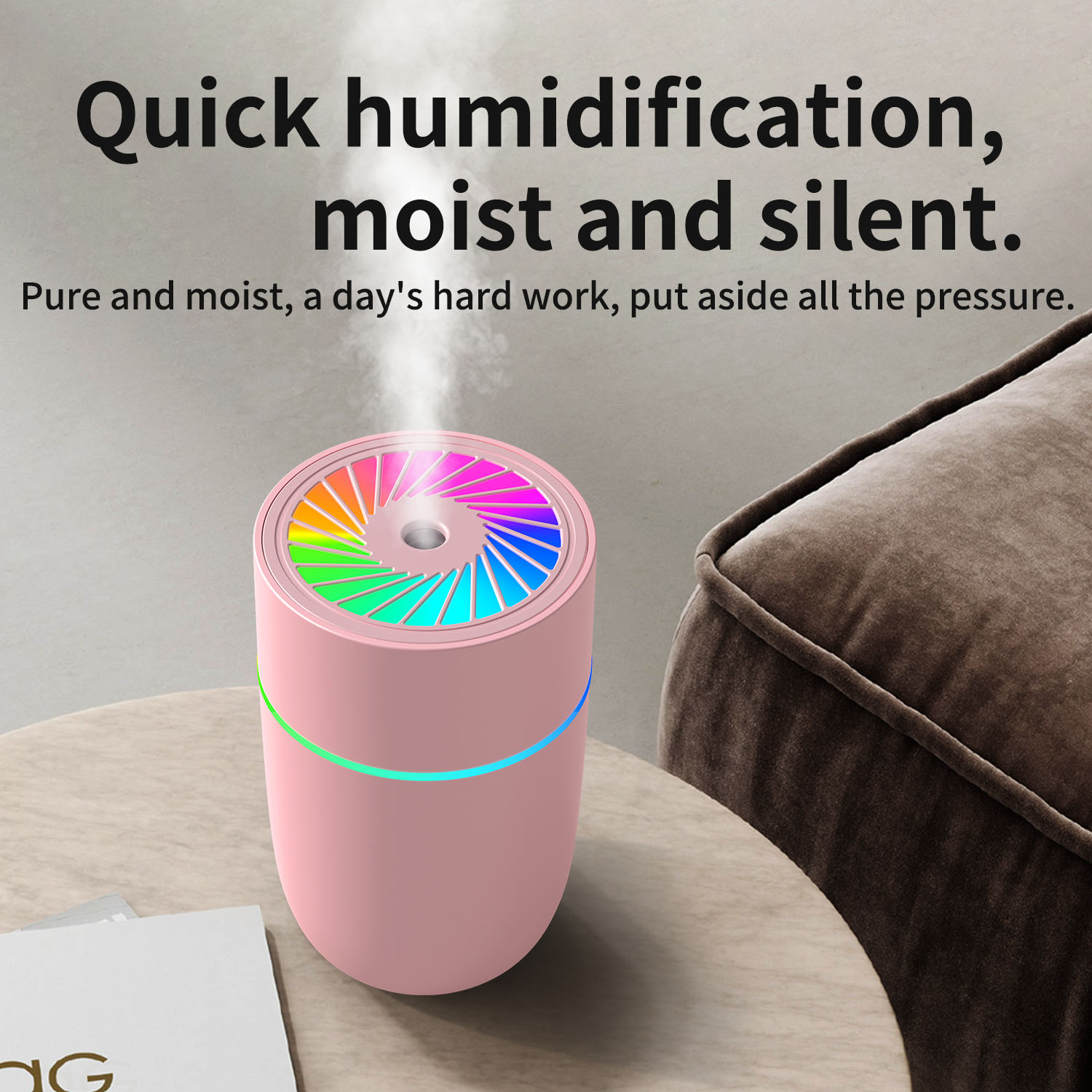 Ein rosa Luftbefeuchter mit farbenfroher Oberseite steht auf einem Tisch. Text: Schnelle Befeuchtung, feucht und leise.