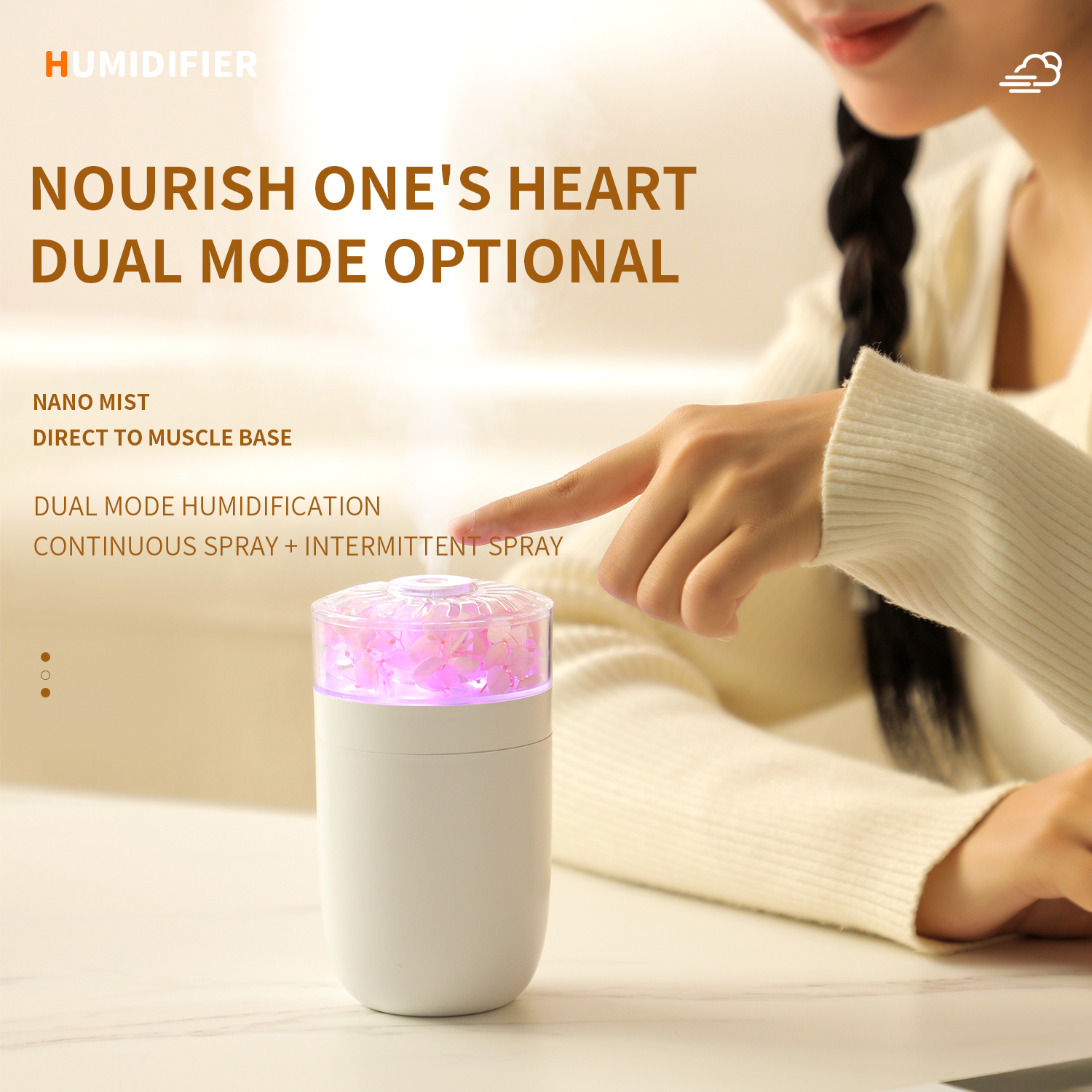 Ein weißer Luftbefeuchter mit rosa leuchtender Oberseite, gehalten von einer Person. Text: 'Nourish One's Heart Dual Mode Optional'.