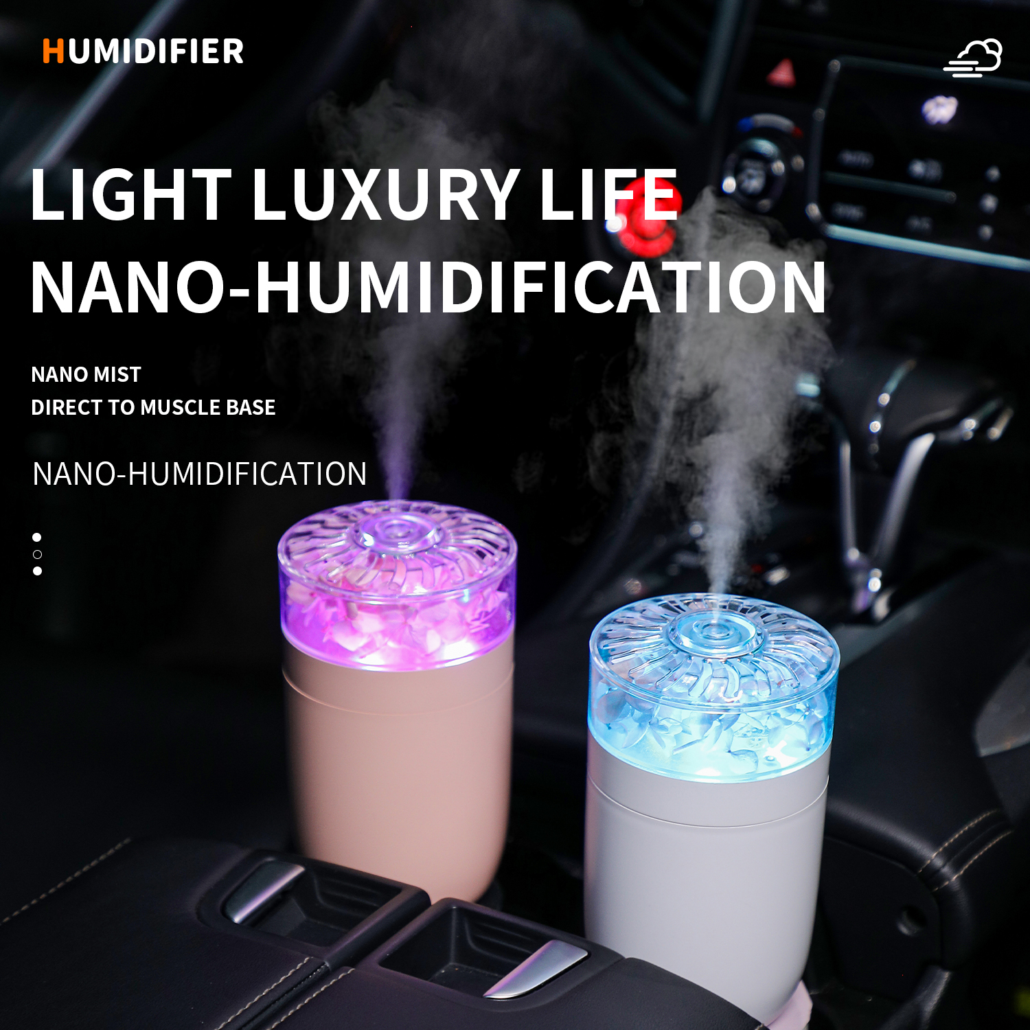 Zwei Auto-Luftbefeuchter mit bunten Lichtern geben Nebel ab. Einer ist rosa, der andere weiß. Hintergrund ist der Innenraum des Autos.