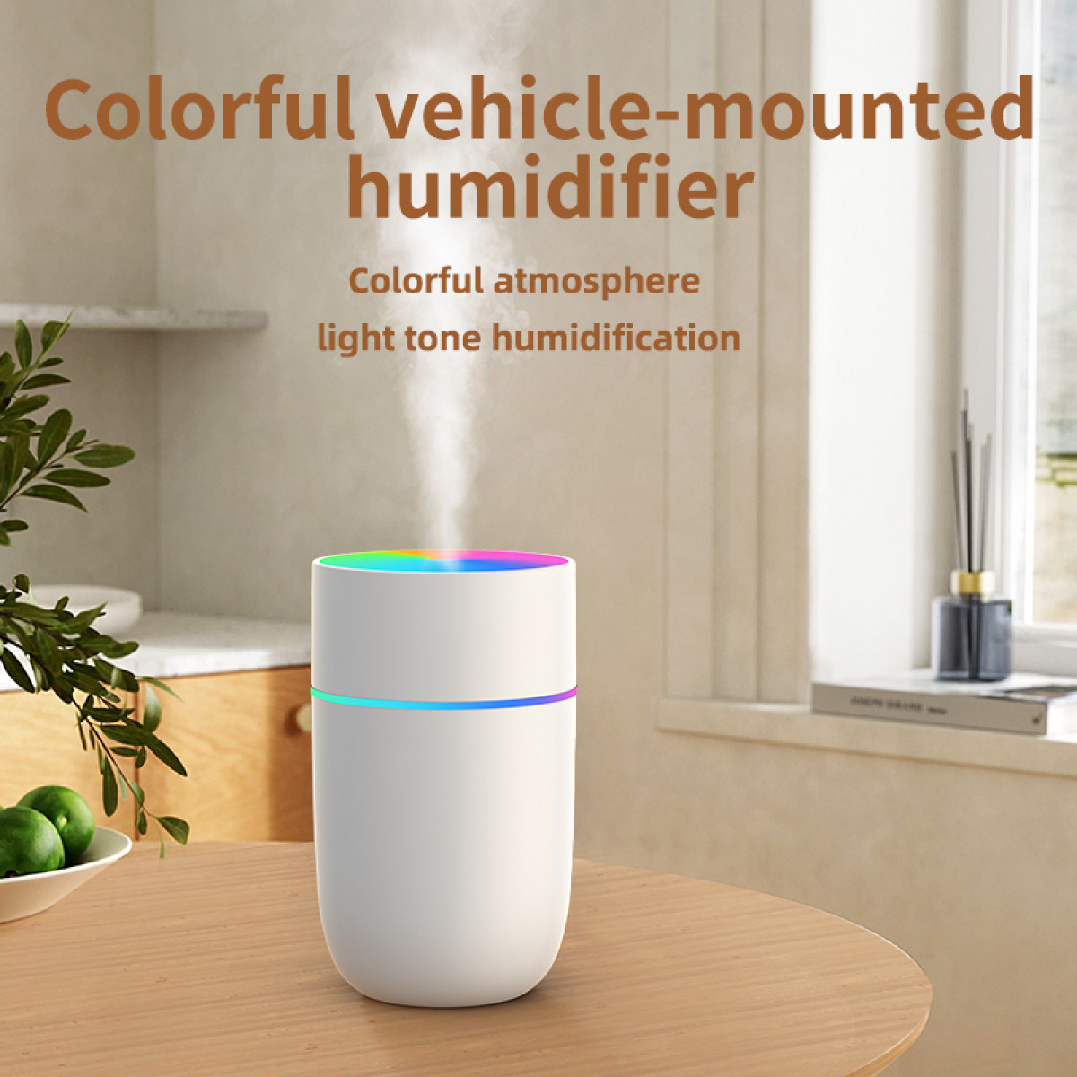 Weißer Luftbefeuchter auf einem Holztisch. Er hat bunte Lichter und gibt Dampf ab. Im Hintergrund ein Fenster, eine Schale mit Limetten und eine Pflanze.