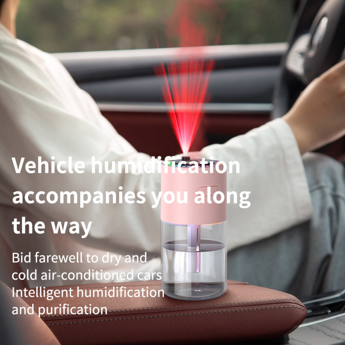 Een auto-interieur met een roze en heldere luchtbevochtiger. Rood licht komt uit het apparaat. Tekstoverlays zeggen 'Voertuigbevochtiging'.