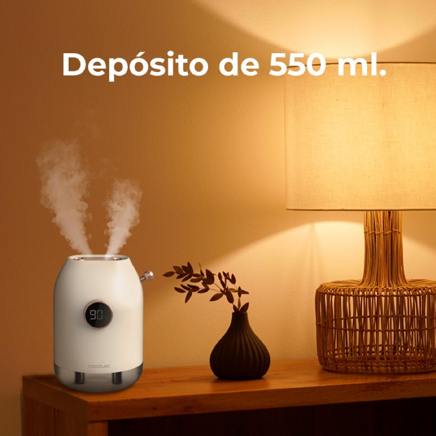 Weißer Luftbefeuchter mit Dampf, Lampe und Vase auf einem Holztisch. Text: 'Depósito de 550 ml.'