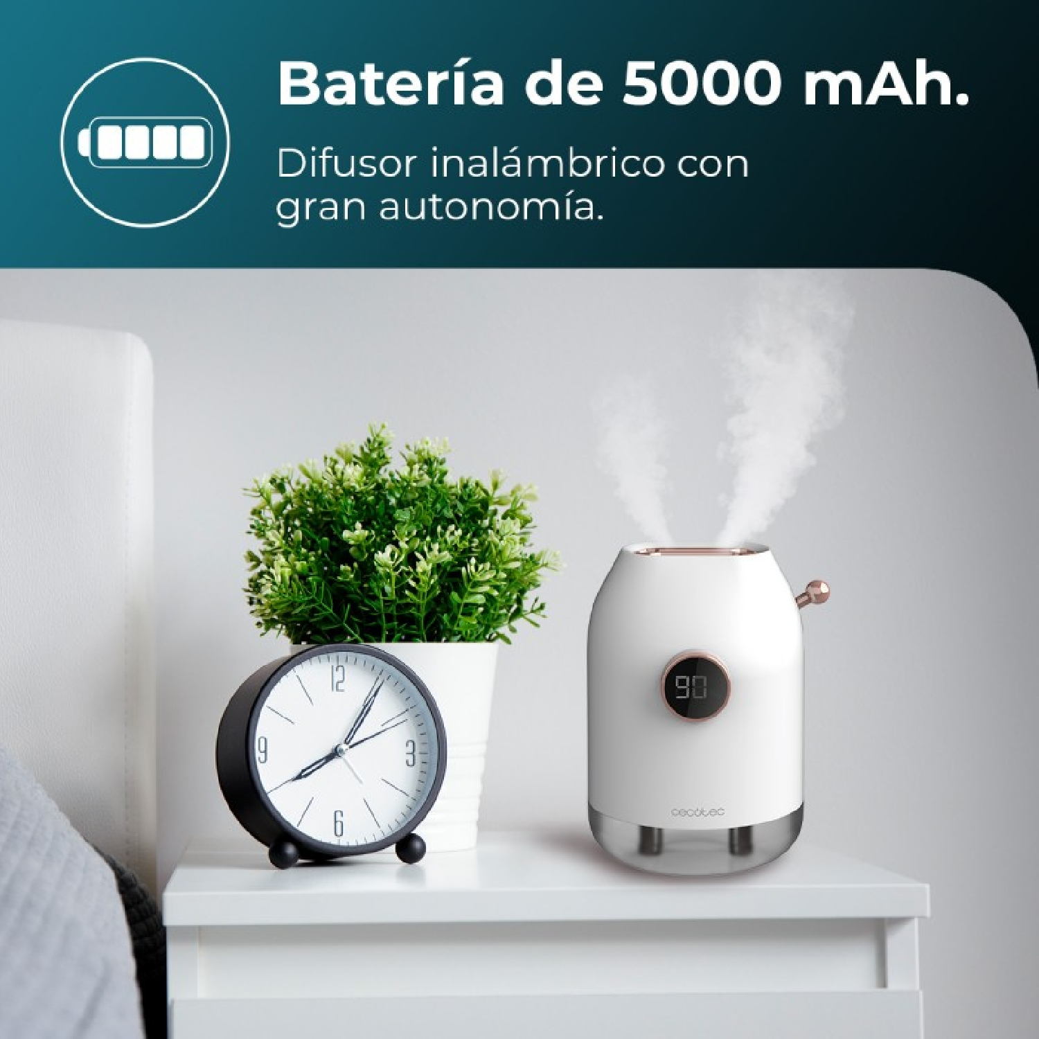 Ein weißer Diffusor mit Dampf, eine schwarze Uhr und eine grüne Pflanze auf einem weißen Tisch. Text: „Akku 5000 mAh“.