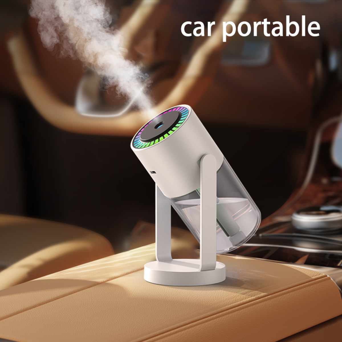Ein weißer, tragbarer Luftbefeuchter für Autos mit bunten Lichtern steht auf einem Autositz. Er stößt Dampf aus. Der Hintergrund ist ein Autointerieur.